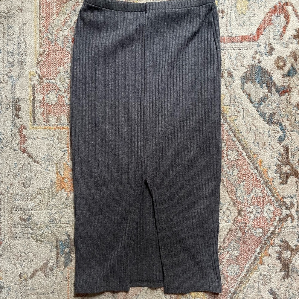 Elegant Gray Ribbed Skirt